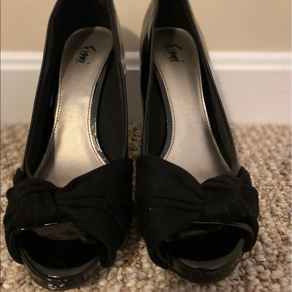 Black Pumps